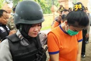 Caleg perempuan Dapil III Kuningan saat diamankan petugas.